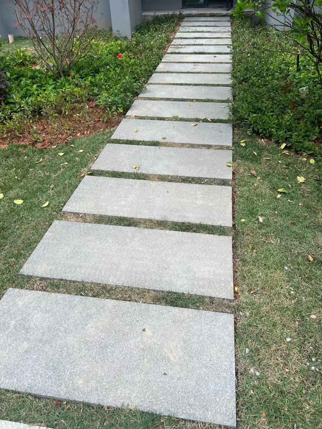 宜春 芝麻黑小区踏步、汀步石铺装效果