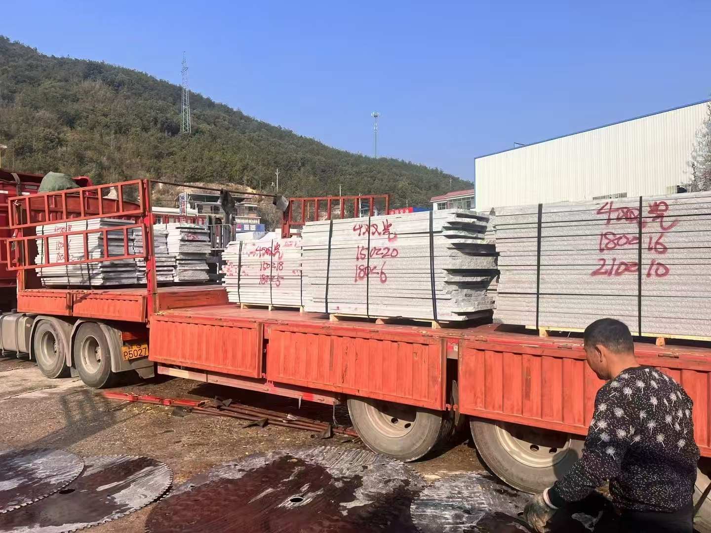 宜春 芝麻灰花岗岩光面毛板出货日常